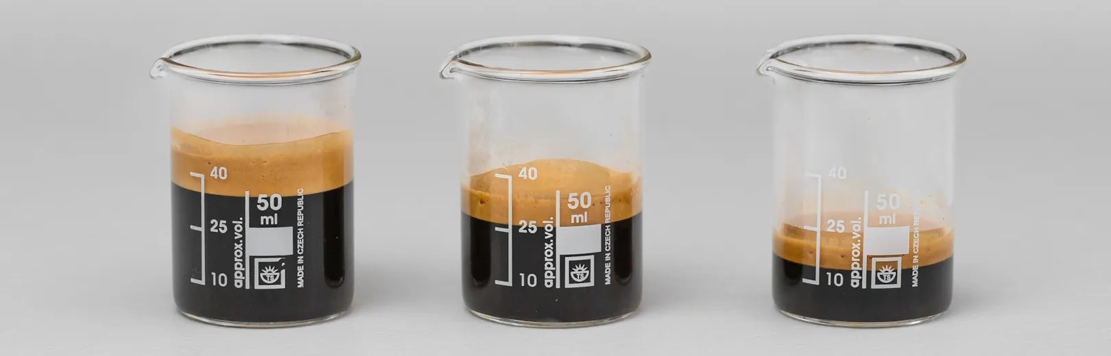 A microscopic view comparing uniform coffee grounds from a burr grinder to inconsistent grounds from a blade grinder.